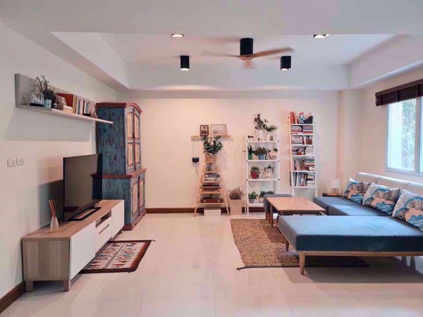 Picture of 3 bed Condo in Brighton Place Huai Khwang District C015982