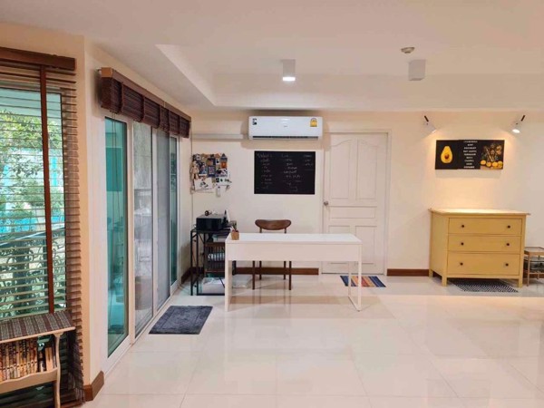 Picture of 3 bed Condo in Brighton Place Huai Khwang District C015982