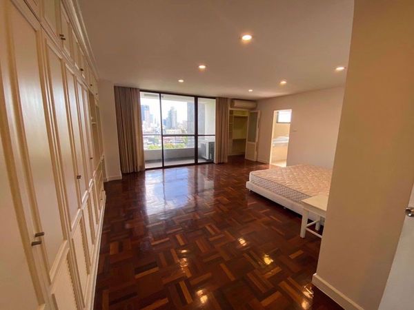 Picture of 3 bed Condo in The Habitat Sukhumvit 53 Khlong Tan Nuea Sub District C016155