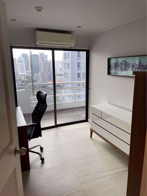 Picture of 3 bed Condo in Richmond Palace Khlong Tan Nuea Sub District C016175