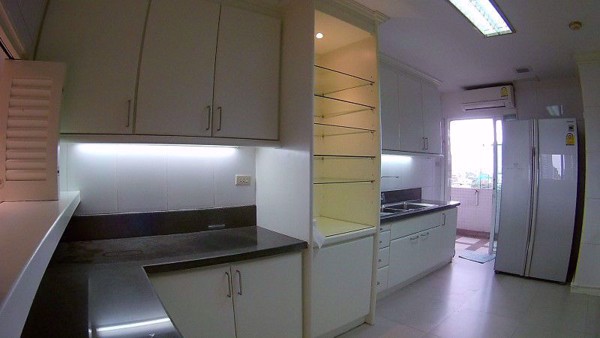 Picture of 3 bed Condo in Richmond Palace Khlong Tan Nuea Sub District C016260