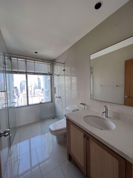 Picture of 3 bed Condo in The Emporio Place Khlongtan Sub District C016655