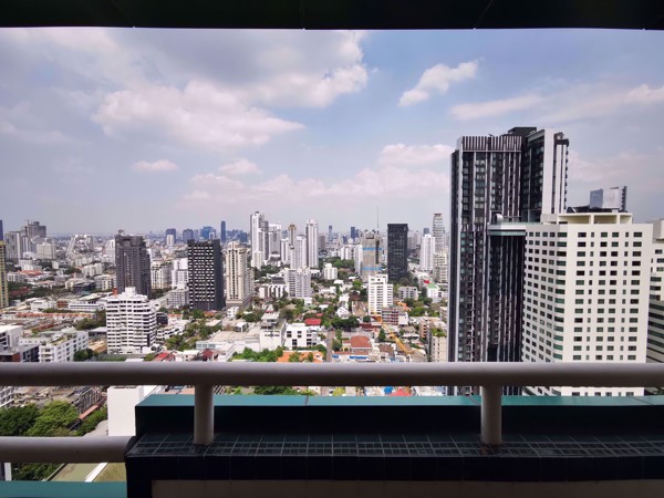 Picture of 3 bed Condo in Las Colinas Khlong Toei Nuea Sub District C017137