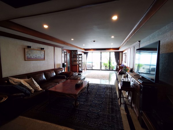 Picture of 3 bed Condo in Las Colinas Khlong Toei Nuea Sub District C017137