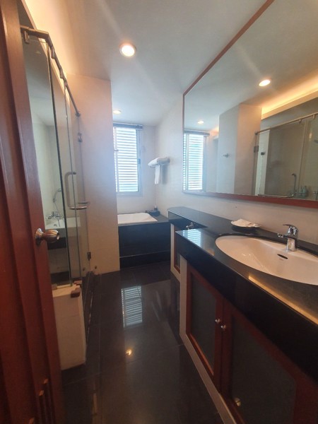 Picture of 4 bed Condo in Sathorn Gallery Residences Bang Rak District C017542