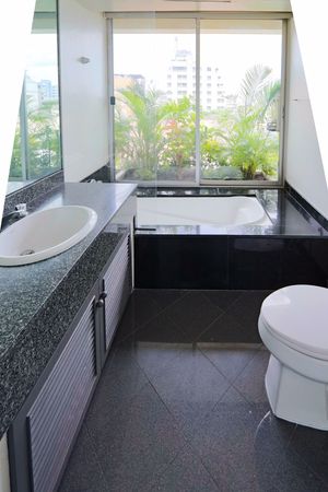 Picture of 3 bed Condo in Ariel Apartments Sathon District C017620