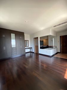 Picture of 4 bed Condo in Baan Thirapa Thungmahamek Sub District C017642