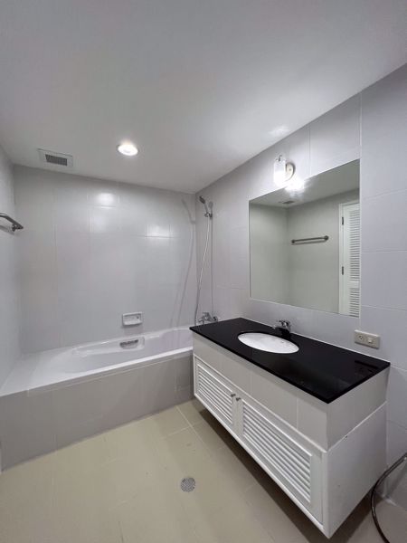 Picture of 3 bed Condo in Acadamia Grand Tower Khlong Tan Nuea Sub District C018529