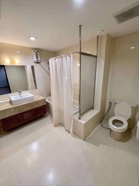 Picture of 2 bed Condo in Acadamia Grand Tower Khlong Tan Nuea Sub District C018681