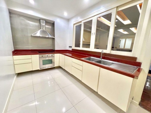 Picture of 4 bed Condo in City Lake Tower Khlongtoei District C018695