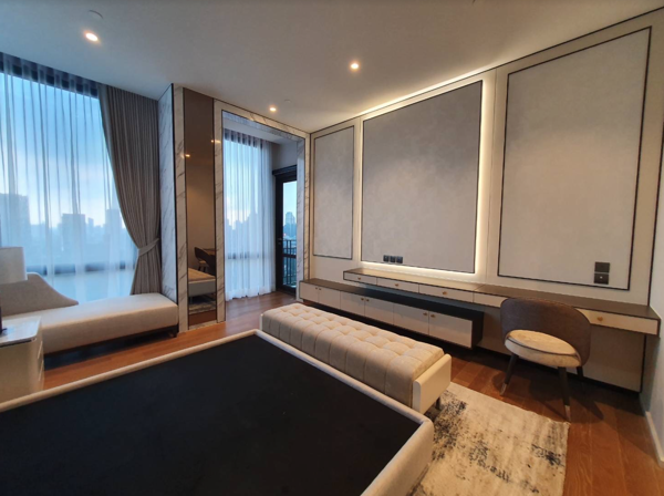 Picture of 3 bed Condo in MUNIQ Langsuan Pathum Wan District C018779