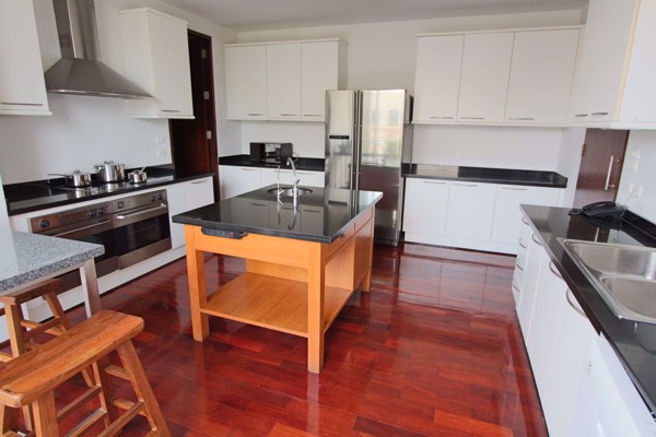 Picture of 4 bed Condo in Panburi Bang Rak District C019119