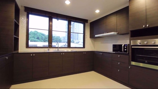 Picture of 3 bed Condo in Ploenruedee Residence Pathum Wan District C019130