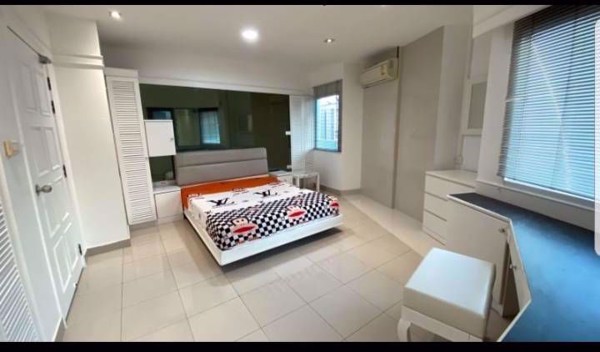 Picture of 3 bed Condo in Fifty Fifth Tower Khlong Tan Nuea Sub District C019585