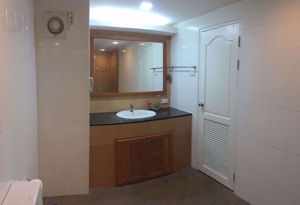 Picture of 3 bed Condo in Srivara Mansion Din Daeng District C020000