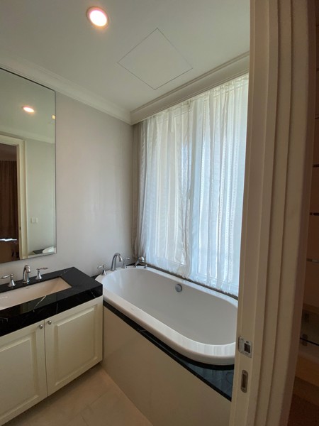 Picture of 3 bed Condo in Royce Private Residences Khlong Toei Nuea Sub District C020496