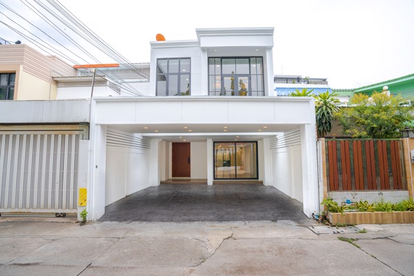 Picture of 4 bed House  Khlong Tan Nuea Sub District H020559